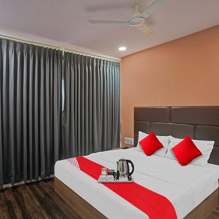Hotel O Infinity Surat Exterior foto