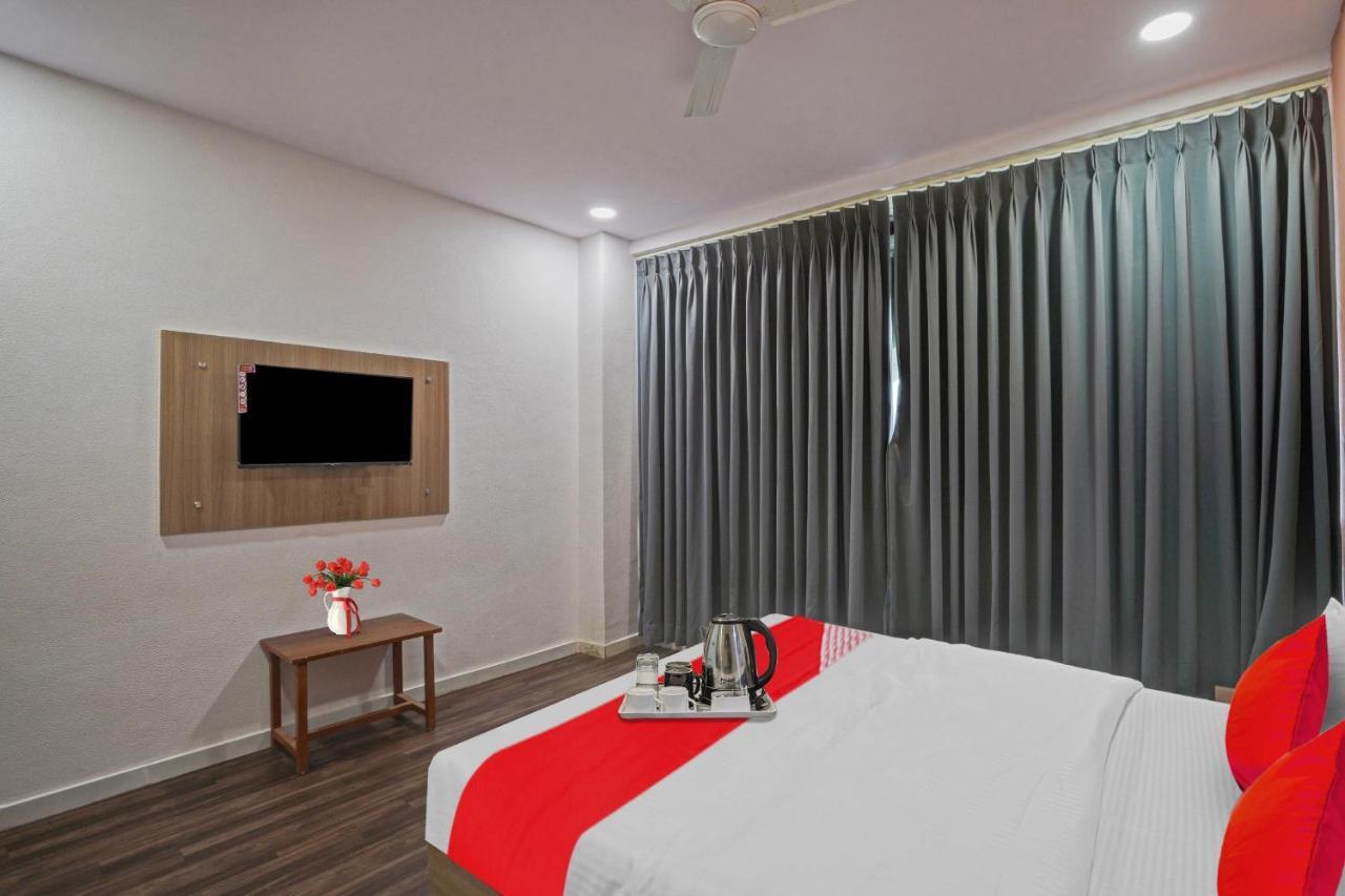 Hotel O Infinity Surat Exterior foto