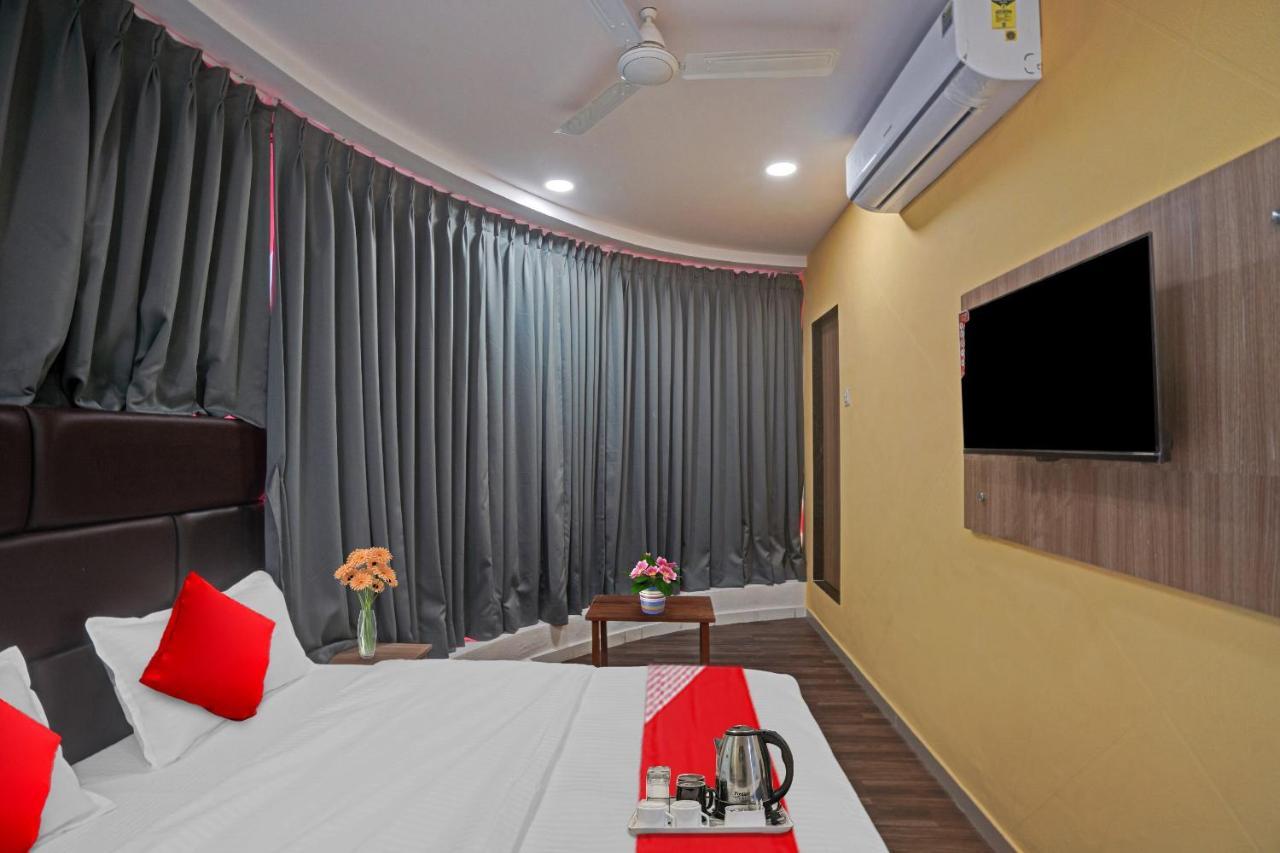 Hotel O Infinity Surat Exterior foto