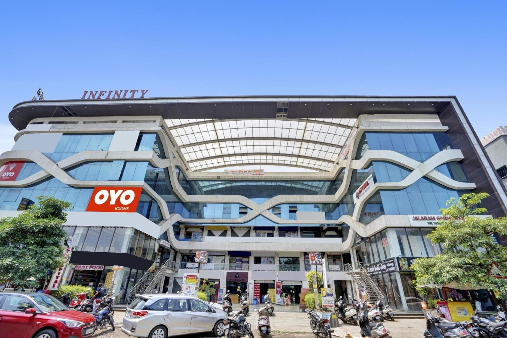 Hotel O Infinity Surat Exterior foto