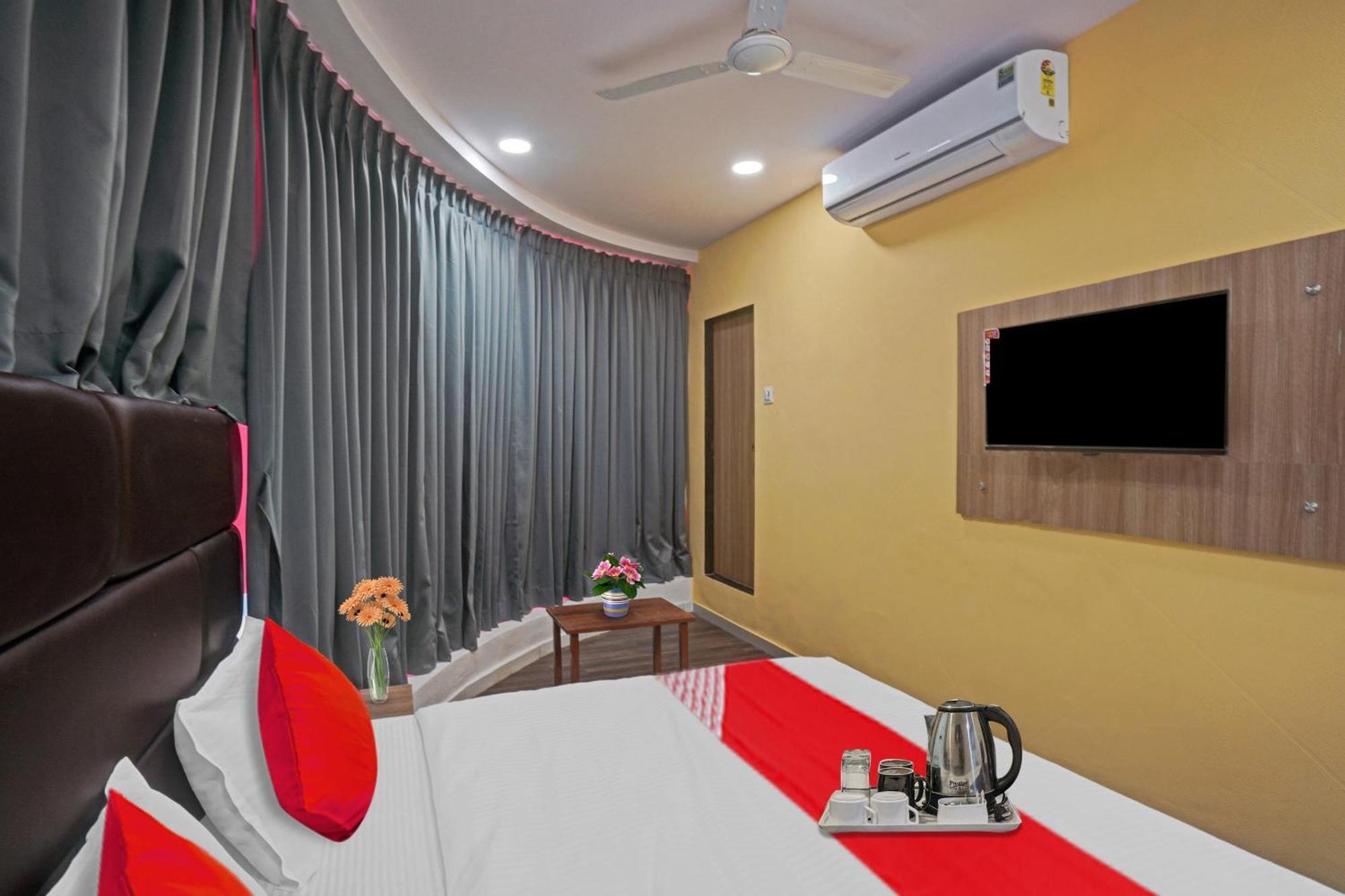Hotel O Infinity Surat Exterior foto