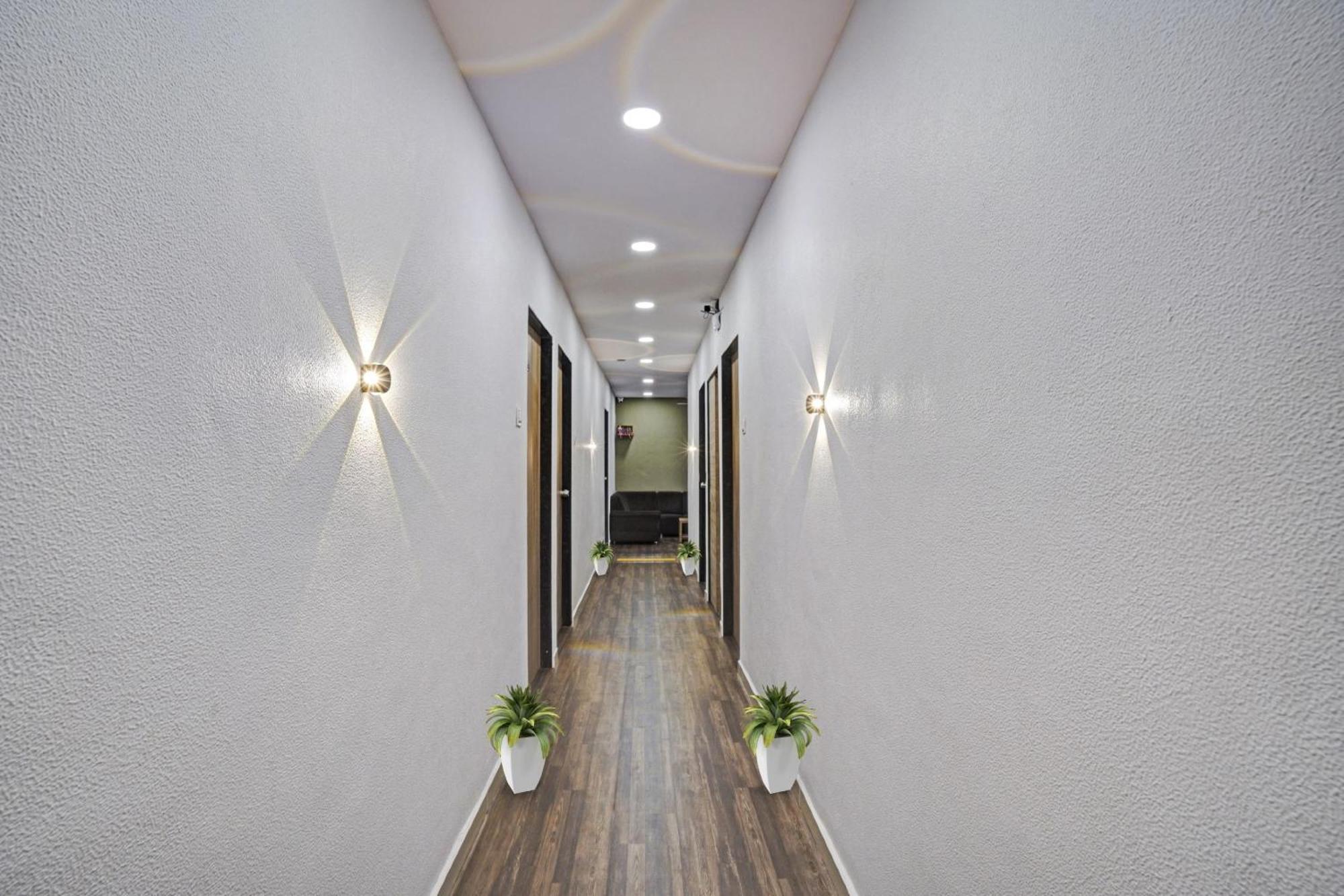Hotel O Infinity Surat Exterior foto