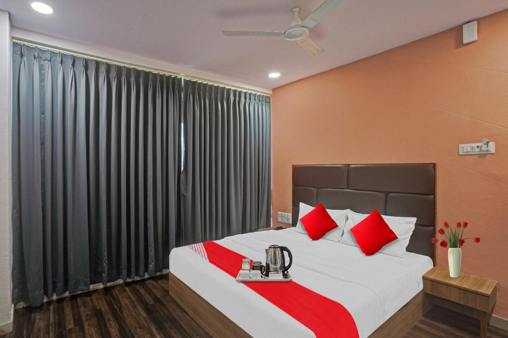 Hotel O Infinity Surat Exterior foto