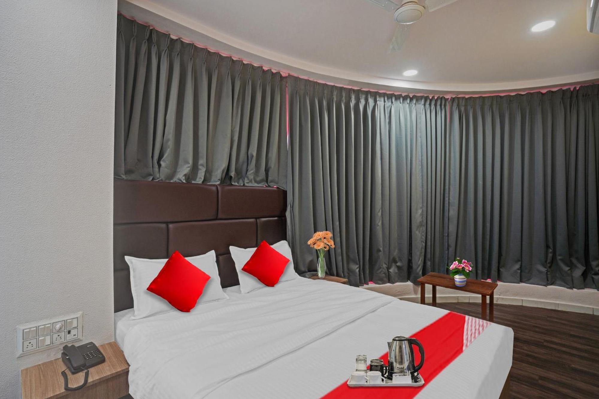 Hotel O Infinity Surat Exterior foto