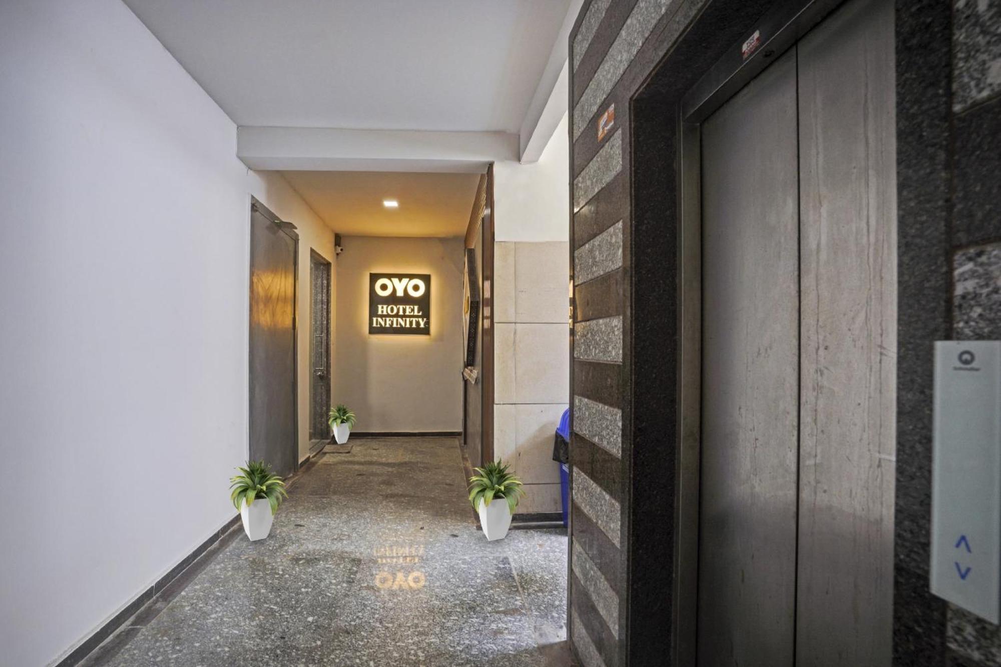 Hotel O Infinity Surat Exterior foto